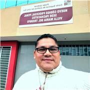 El profesor imparte clases a jóvenes de todas las edades